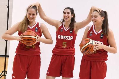 Нина Глонти (в центре) с подругами по сборной России